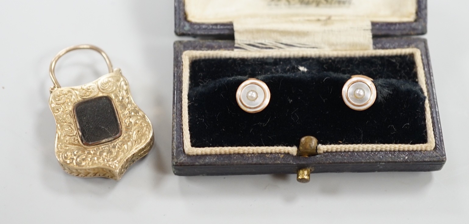 A late Victorian yellow metal and Scottish hardstone set padlock charm, with glazed panel verso, 34mm and a pair of 9ct and mother of pearl studs.